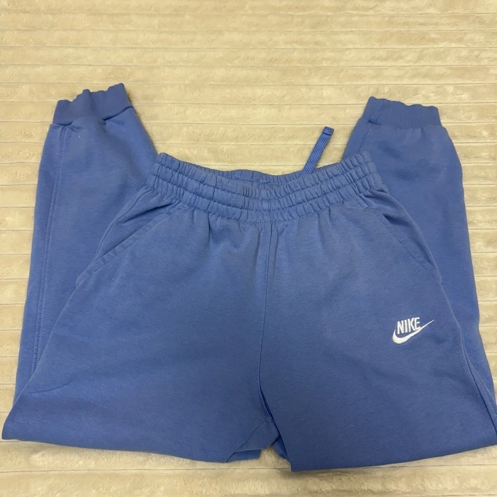 Nike: All Kids Fit Sportswear Club Fleece Joggers in Comet Blue & White, Size L